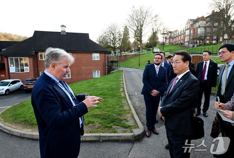 본문 이미지 - 유정복 인천시장이 24일(현지시간) 영국 위컴 애비 스쿨을 방문해 학교 시설을 살펴보고 있다. (인천시 제공.재판매 및 DB금지)