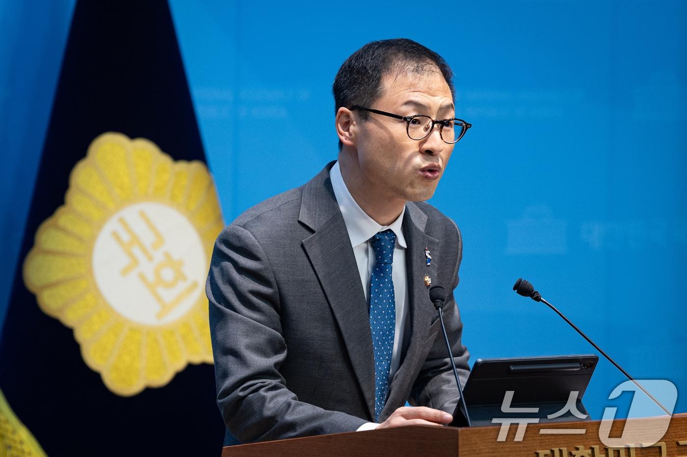 본문 이미지 - 김상욱 더불어민주당 의원이 25일 서울 여의도 국회 소통관에서 울산시장 출마 선언 기자회견을 하고 있다. 2026.2.25 ⓒ 뉴스1 유승관 기자