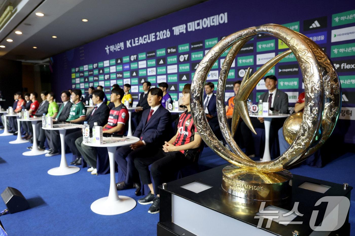 본문 이미지 - 25일 오전 서울 서대문구 스위스그랜드호텔에서 열린 하나은행 K리그1 2026 개막 미디어데이에서 12개 구단 감독과 대표 선수들이 자리하고 있다. 2026.2.25 ⓒ 뉴스1 이광호 기자
