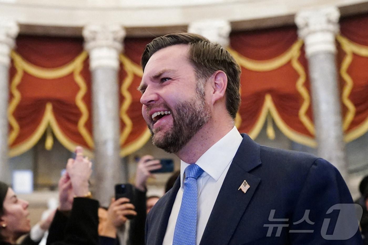 본문 이미지 - 24일(현지시간) JD 밴스 미국 부통령이 미국 워싱턴 DC 국회의사당에서 열린 도널드 트럼프 미국 대통령의 상하원 합동 연설장에 도착하고 있다. 2026.02.24. ⓒ 로이터=뉴스1