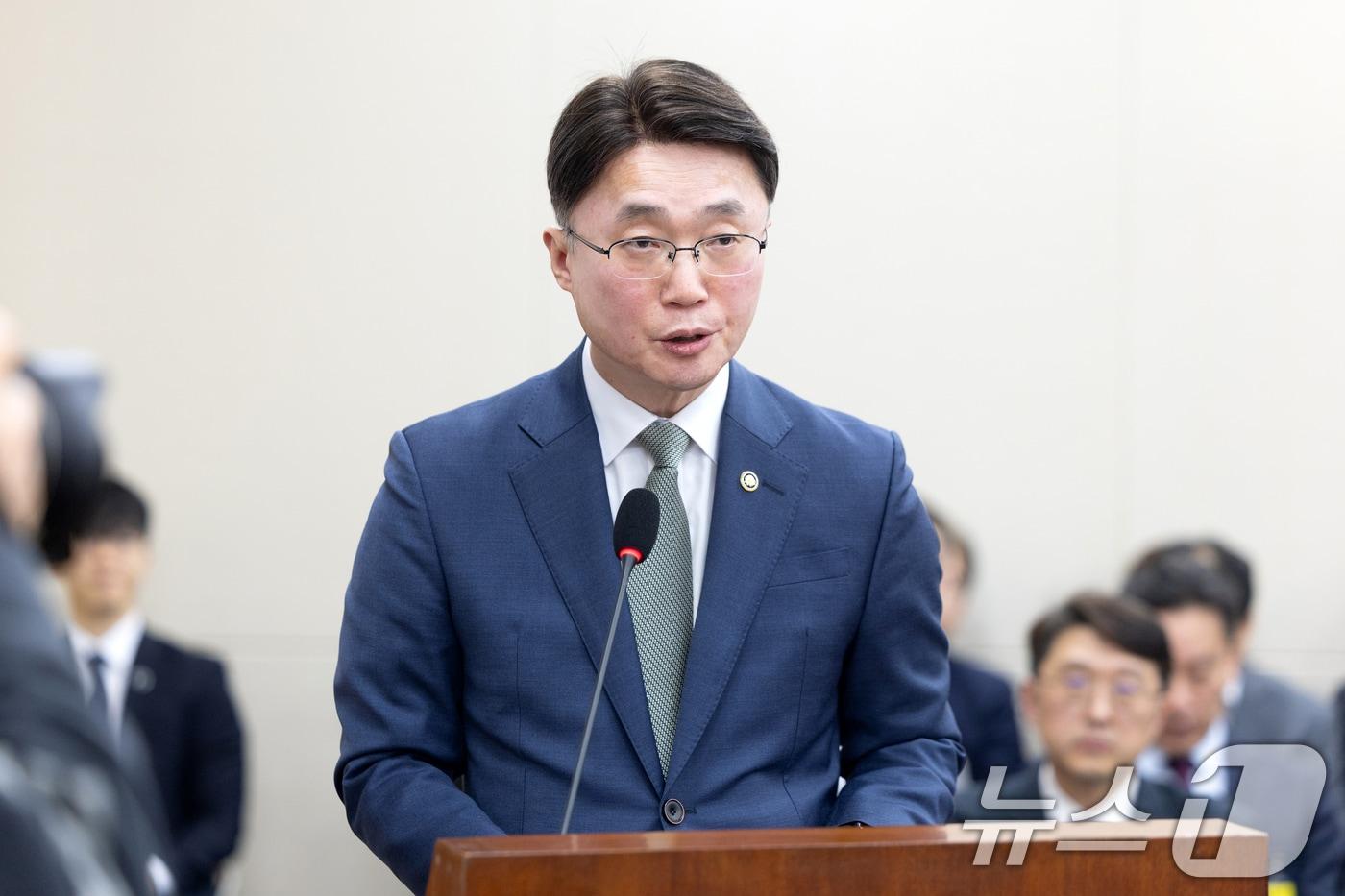 본문 이미지 - 류제명 과학기술정보통신부 제2차관이 25일 서울 여의도 국회에서 열린 제432회국회(임시회) 과학기술정보방송통신위원회 제3차 전체회의에서 법안 통과 감사 인사말을 하고 있다. 2026.2.25 ⓒ 뉴스1 이승배 기자