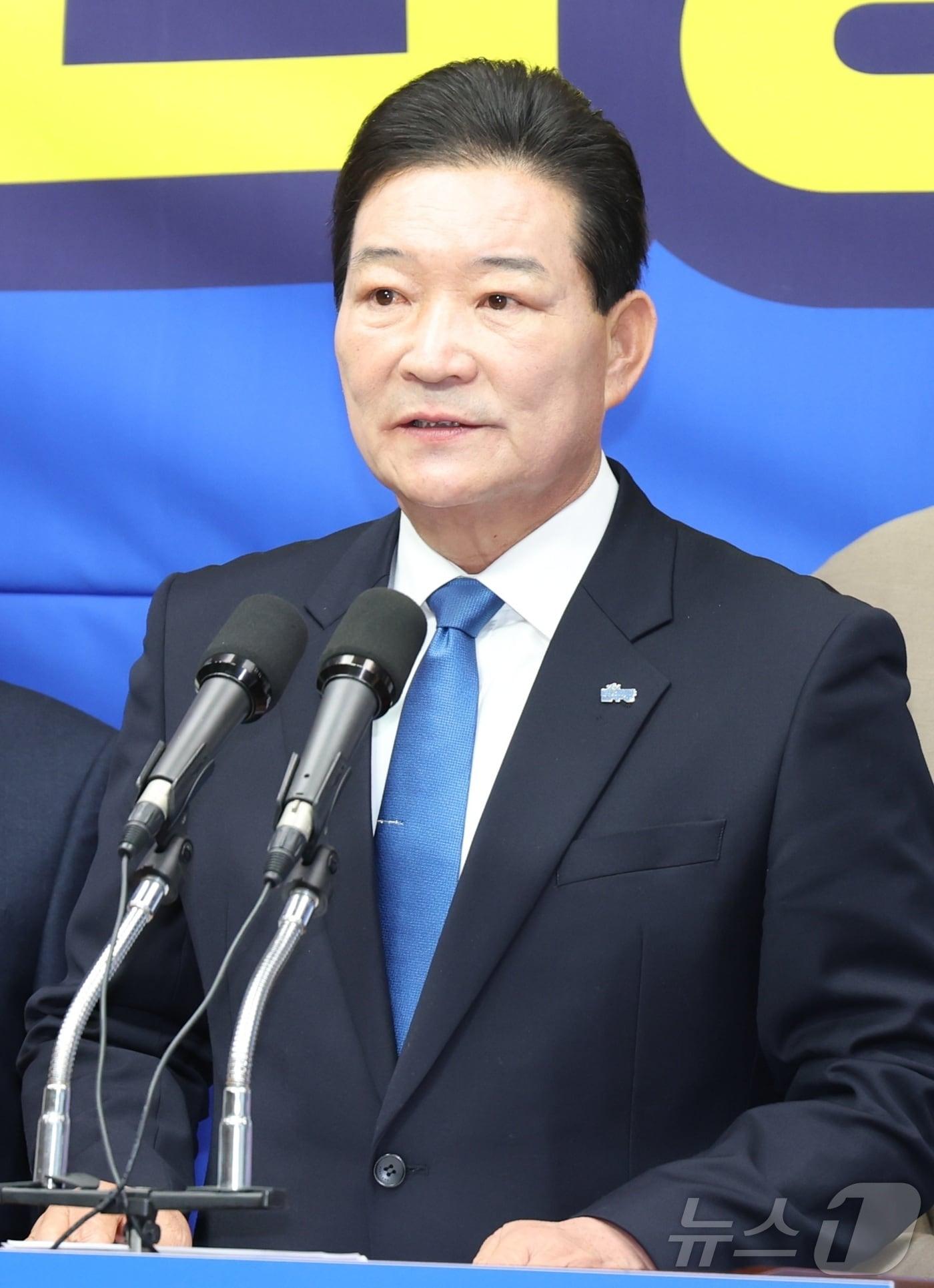 본문 이미지 - 김병이 임실군 체육회장이 25일 전북 전주시 전북특별자치도의회에서 기자회견을 열고 임실군수 출마 선언을 하고 있다. ⓒ 뉴스1 유경석 기자