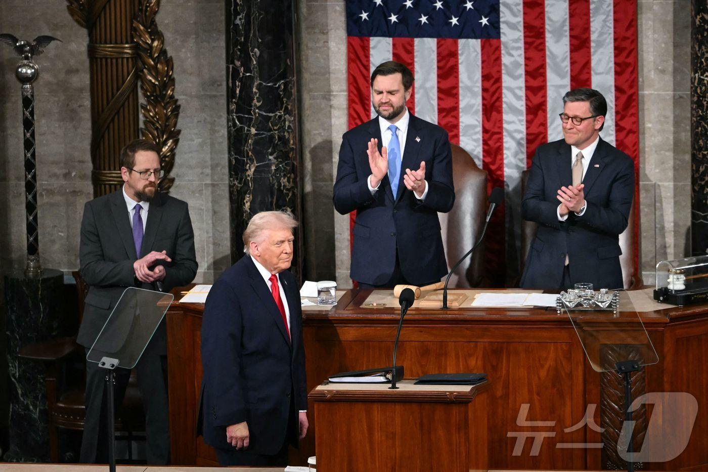 본문 이미지 - 트럼프 대통령이 지난 2월 24일(현지시간) 미국 워싱턴 D.C.의 국회의사당 하원 회의장에서 열린 의회 합동 회의에서 두 번째 임기 첫 국정 연설을 하기 전에 하원 회의장에 들어서고 있다. ⓒ AFP=뉴스1