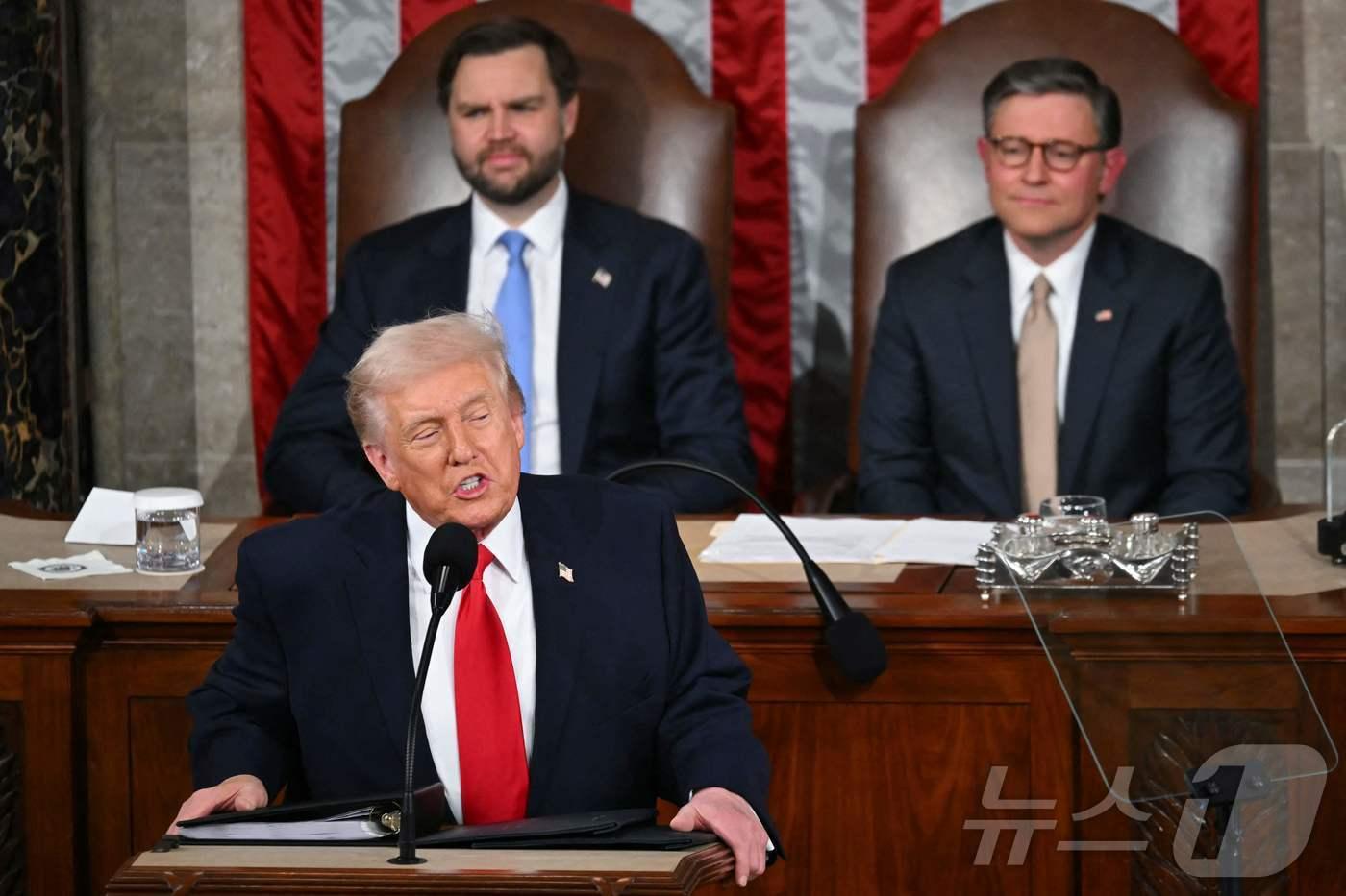 본문 이미지 - 도널드 트럼프 미국 대통령이 24일(현지시간) 미국 워싱턴 D.C.의 국회의사당 하원 회의장에서 국정연설을 하고 있다. ⓒ AFP=뉴스1