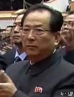 본문 이미지 - 김정은 북한 노동당 총비서의 통치자금 등을 관리하는 것으로 알려진 노동당 39호실 실장인 신룡만이 이번 9차 당 대회를 계기로 교체된 것으로 파악된다.(통일부 제공).