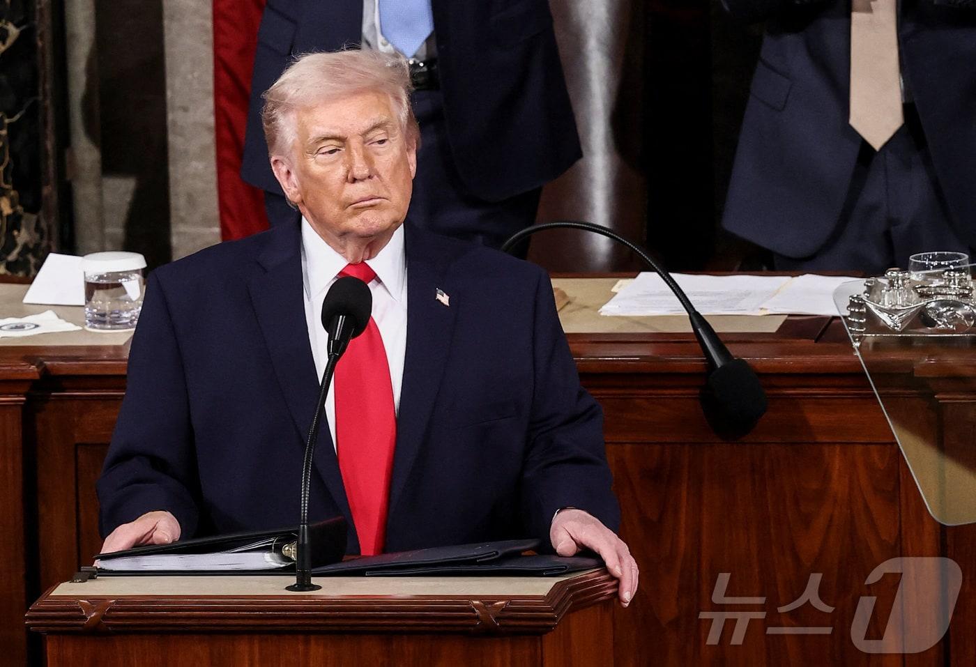 본문 이미지 - 도널드 트럼프 미국 대통령이 24일(현지시간) 워싱턴 DC 미국 국회의사당 하원 회의장에서 2기 첫 국정연설을 하고 있다. 2026.02.24. ⓒ 로이터=뉴스1