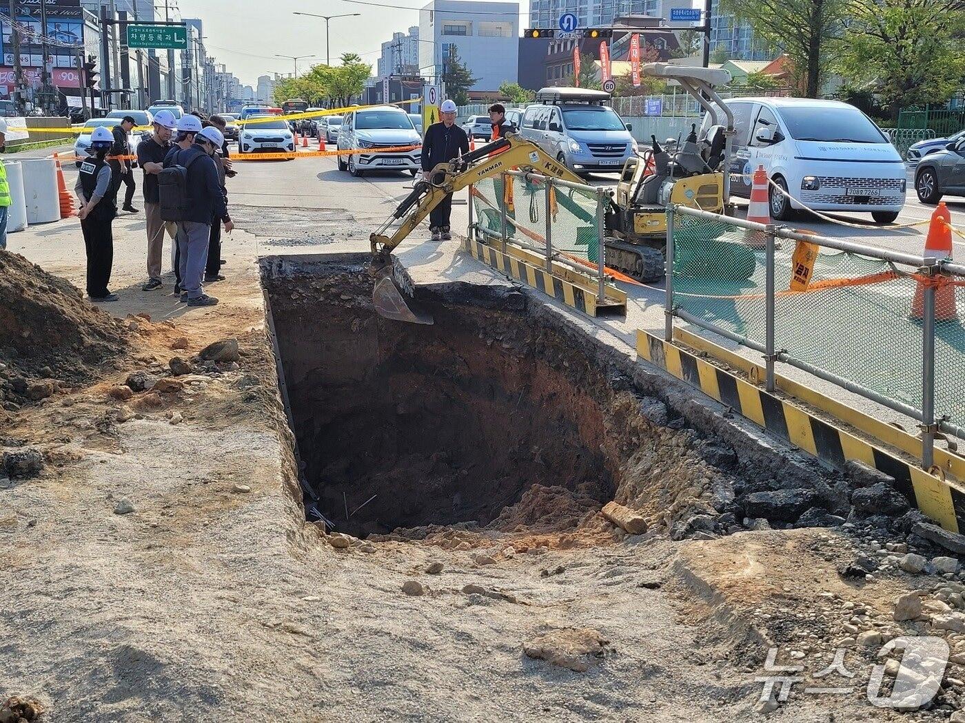 본문 이미지 - 지난 해 4월 발생한 고양시 풍동 오수관로 매몰 사고 현장. (경기북부경찰청 제공, 재판매 및 DB금지)