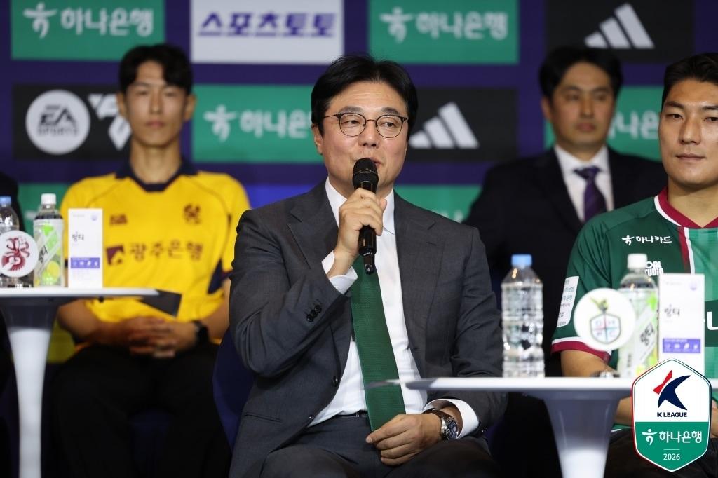 본문 이미지 - 대전 하나시티즌 황선홍 감독이 25일 서울 서대문구의 스위스 그랜드 호텔에서 진행된 '하나은행 K리그 2026 개막 미디어데이'에서 질문에 답하고 있다. (한국프로축구연맹 제공)