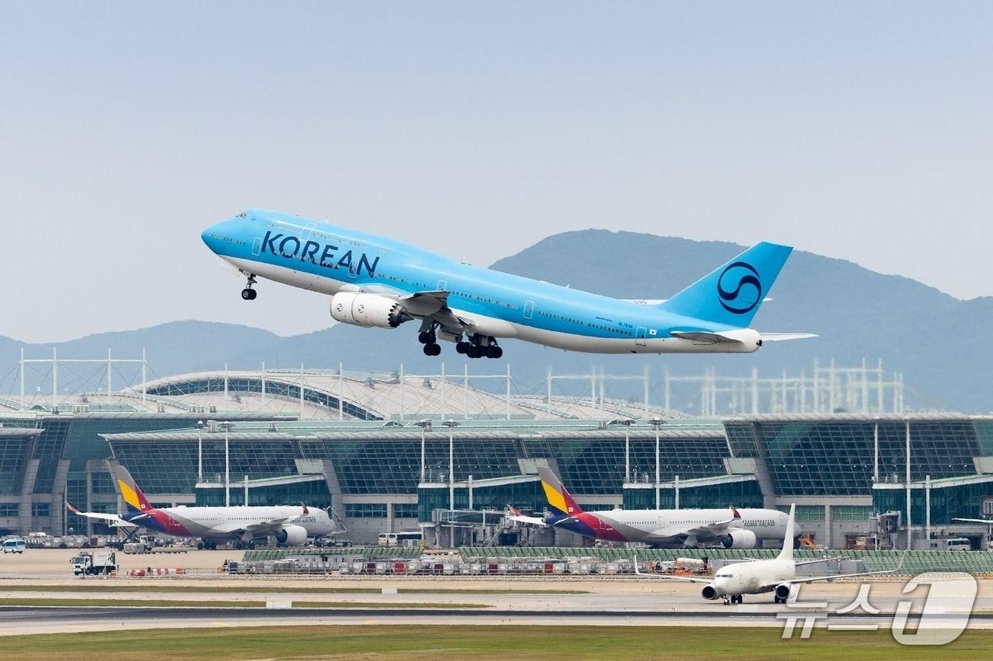 본문 이미지 - 이륙하는 대한항공 항공기 사진. 안전 운항을 위해 기내에서의 보조배터리 충전·사용은 금지된다.  