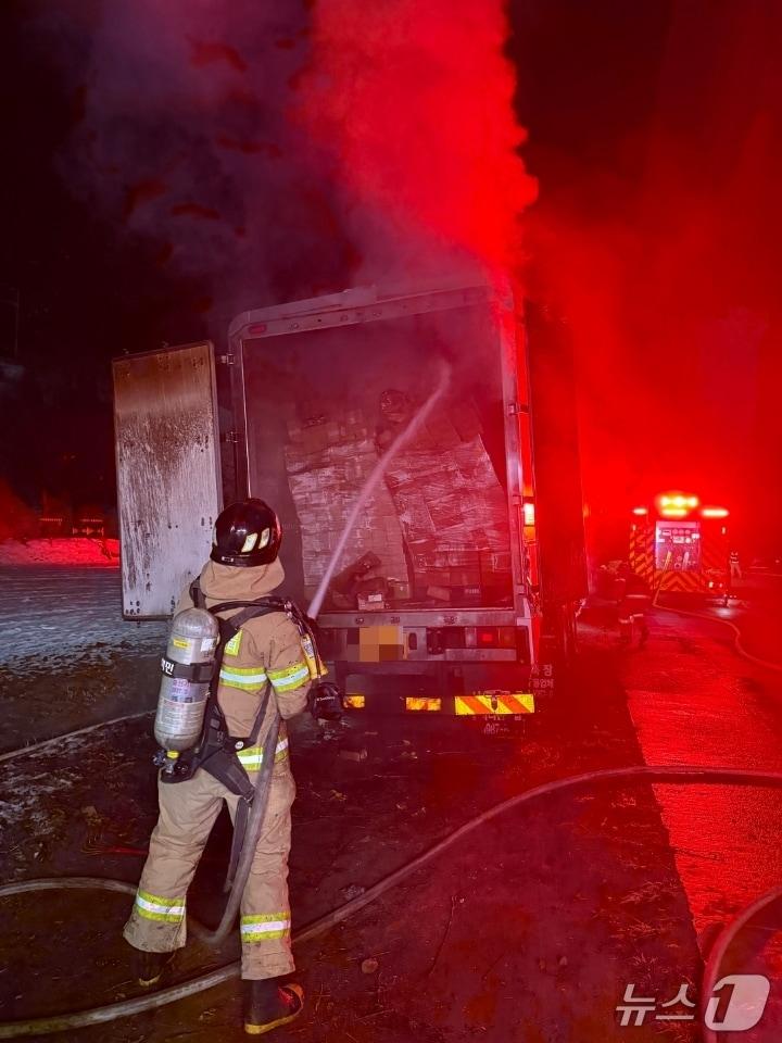 본문 이미지 - 25일 오전 2시 34분쯤 충북 옥천군 이원면 건진리 도로변에 정차 중인 11톤 택배 화물트럭에 불이 나 1시간 만에 꺼졌다.(옥천소방서 제공. 재판매 및 DB금지) /뉴스1 