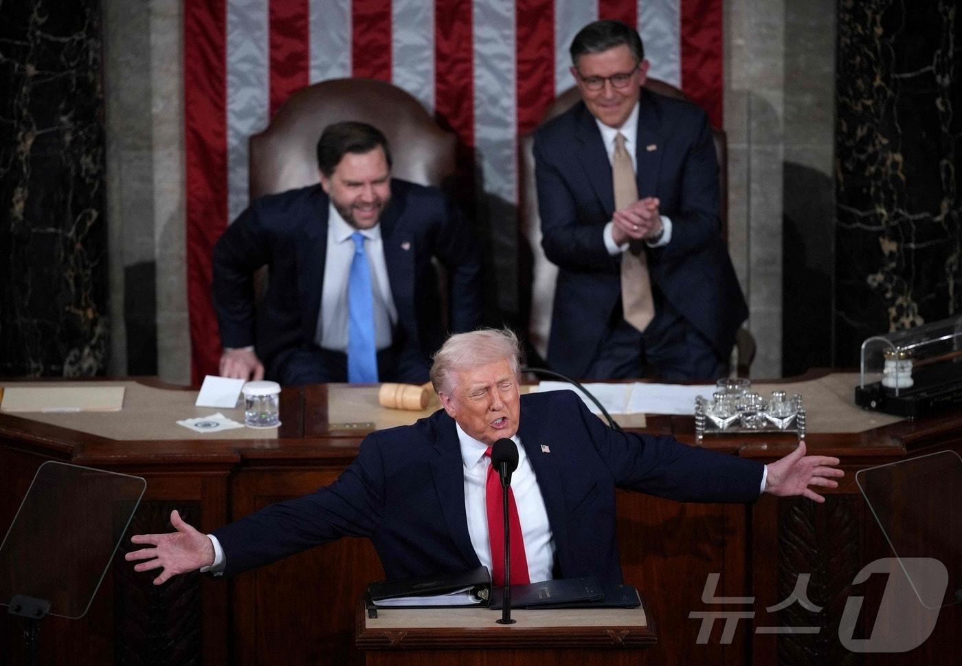 본문 이미지 - 도널드 트럼프 미국 대통령이 24일(현지시간) 미국 워싱턴 D.C. 국회의사당 하원 회의장에서 국정연설을 하고 있다. ⓒ AFP=뉴스1