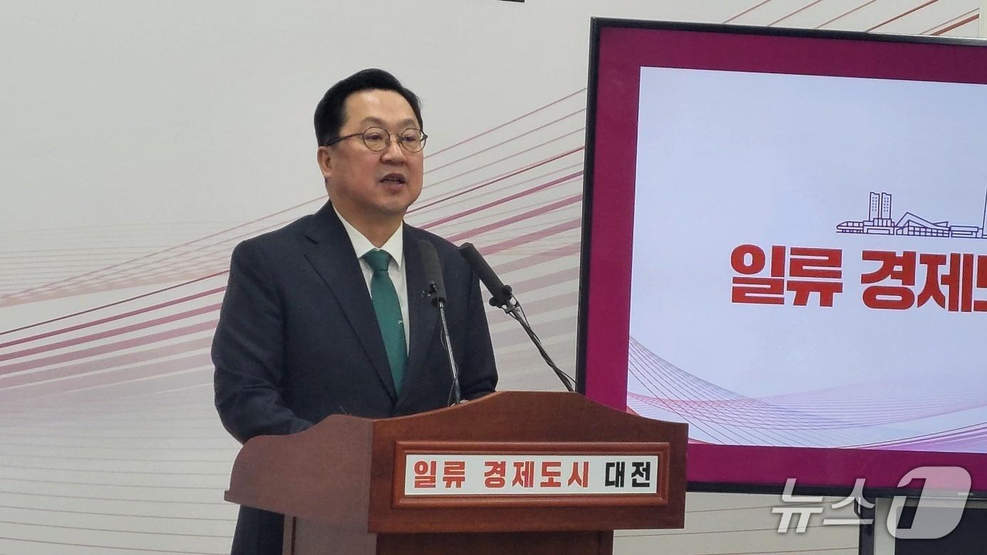 본문 이미지 - 이장우 대전시장이 25일 국회 법사위 충남대전 통합법안 보류와 관련해 기자회견을 하고 있다. (박종명 기자) / 뉴스1