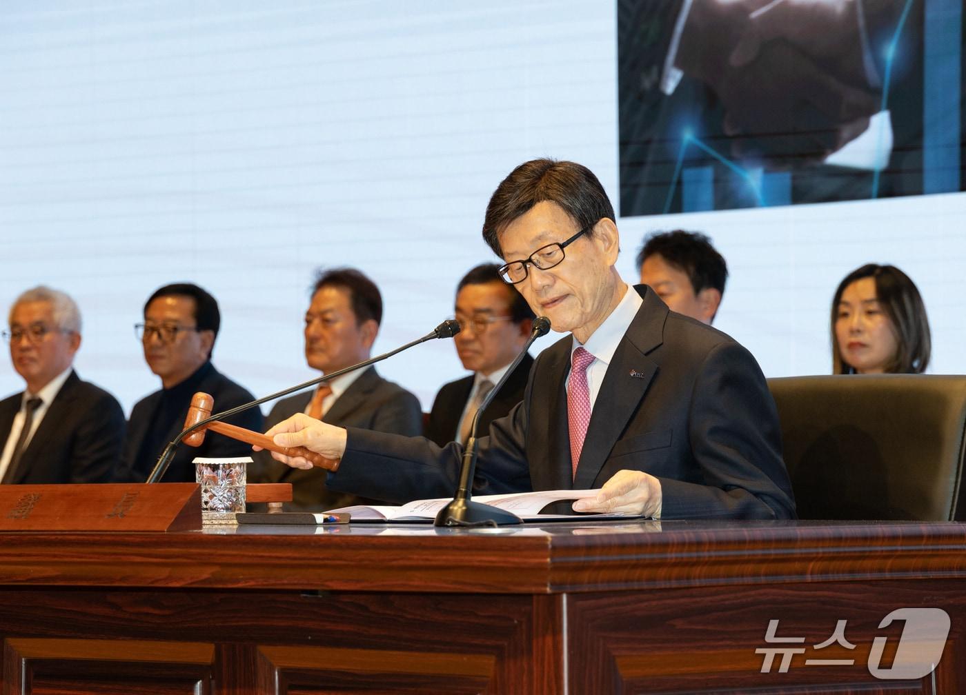 본문 이미지 -  25일 서울 강남구 삼성동 코엑스에서 열린 2026년도 한국무역협회 정기총회에서 윤진식 한국무역협회 회장이 의사봉을 두드리고 있다.  (무협 제공)