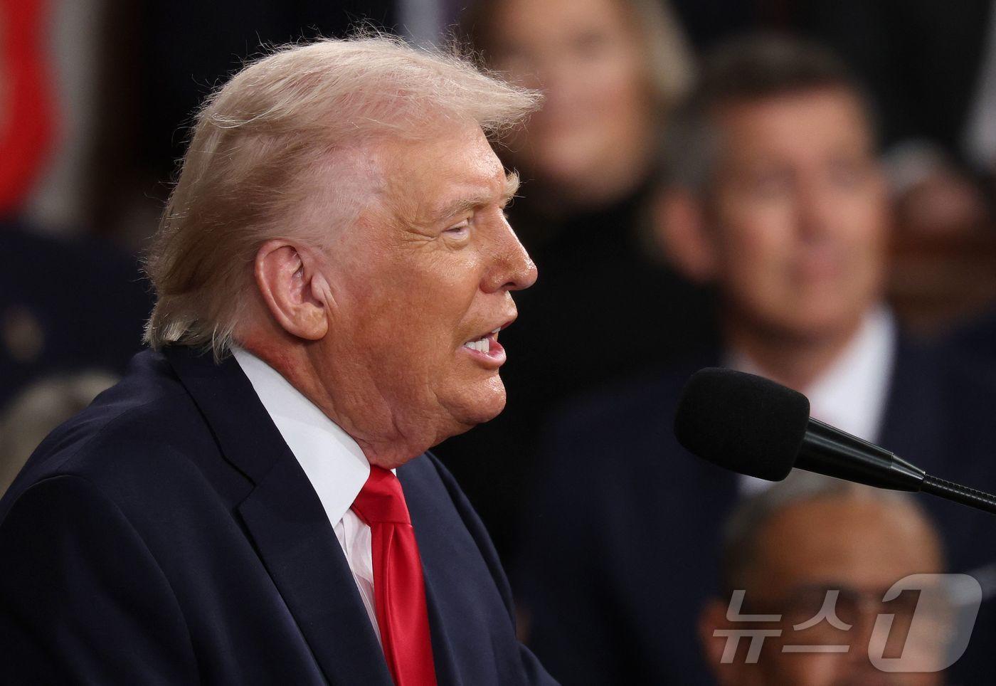 본문 이미지 - 도널드 트럼프 미국 대통령이 24일(현지시간) 워싱턴 DC 미국 국회의사당 하원 회의장에서 2기 첫 국정연설을 하고 있다. 2026.02.24. ⓒ AFP=뉴스1