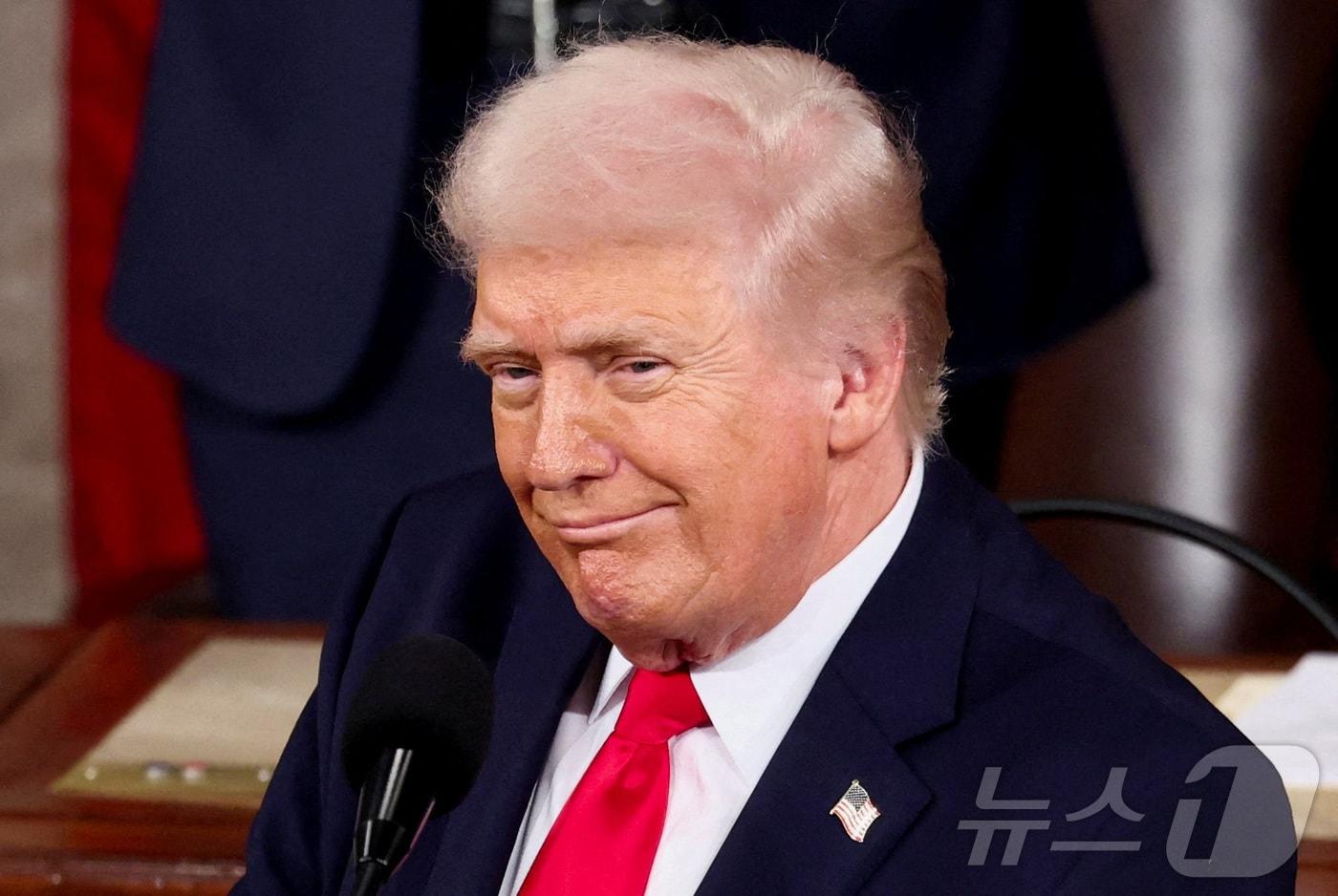 본문 이미지 - 도널드 트럼프 미국 대통령이 24일(현지시간) 워싱턴DC에 있는 하원 회의장에 국정연설을 하고 있다. 2026.2.24 ⓒ 로이터=뉴스1