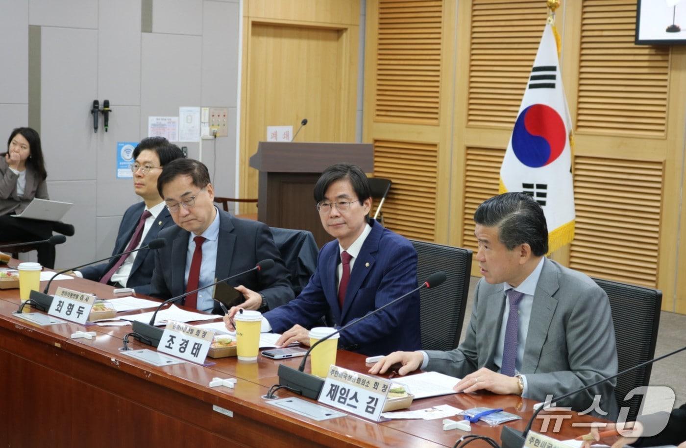 본문 이미지 - 25일 국회 의원회관에서 열린 한미의원동맹과 암참 간 조찬 간담회에서 제임스 김 암참 회장이 발언하는 모습(암참 제공)