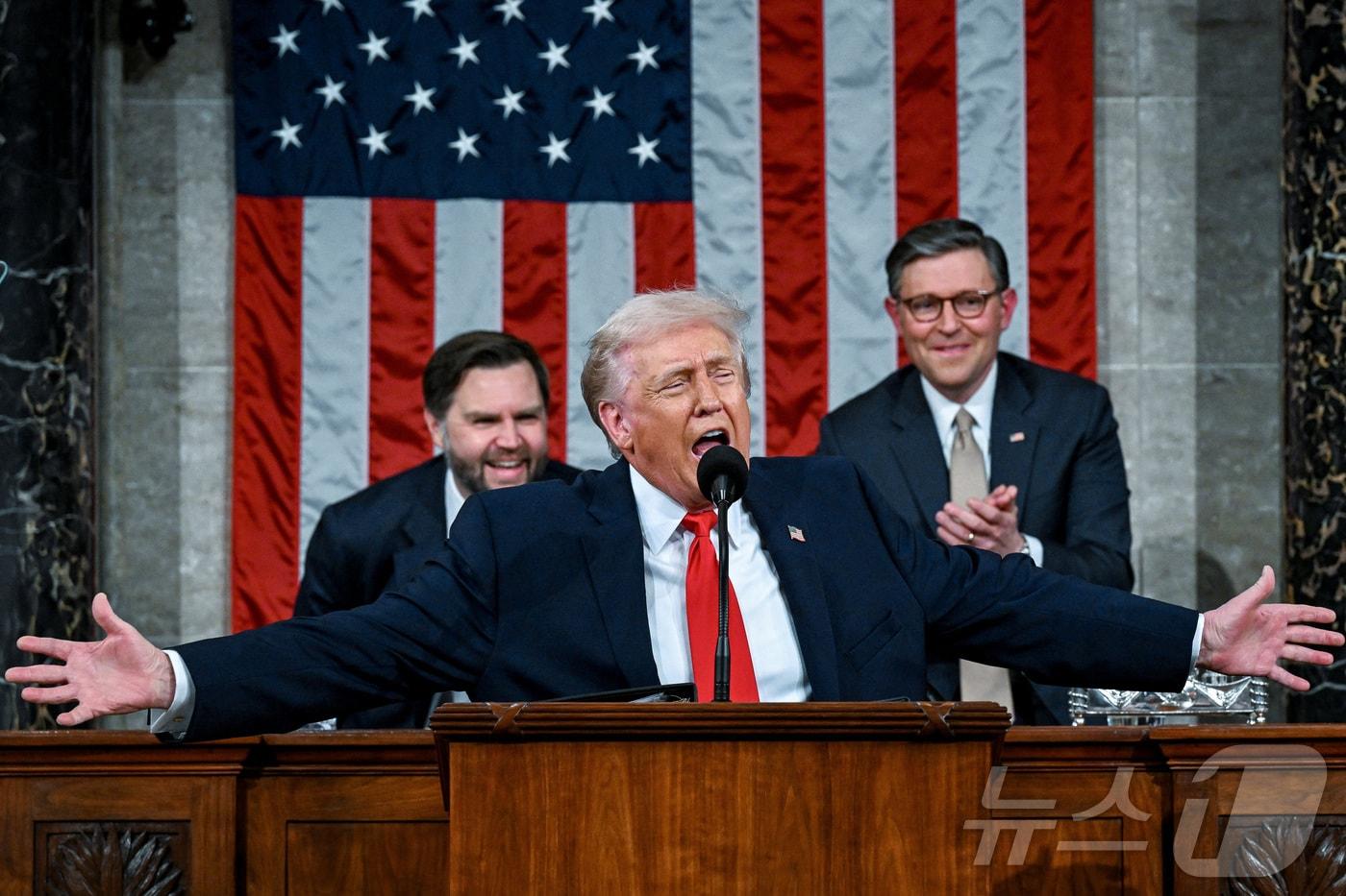 본문 이미지 - 도널드 트럼프 미국 대통령이 24일(현지시간) 워싱턴 DC 미국 국회의사당 하원 회의장에서 2기 첫 국정연설을 하고 있다. 2026.02.24. ⓒ 로이터=뉴스1