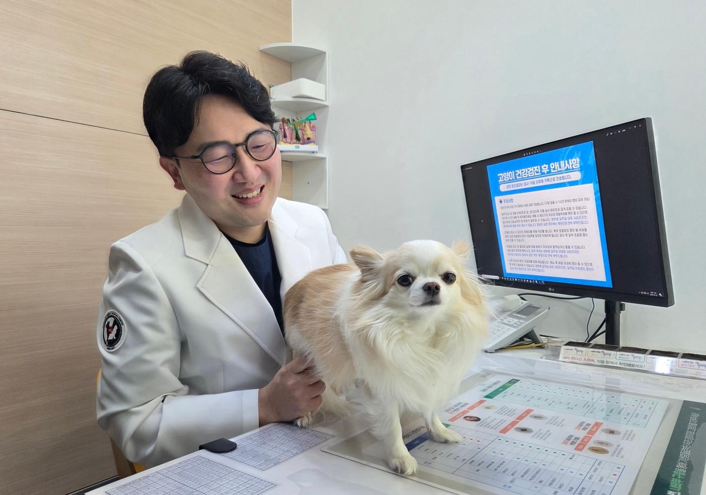 본문 이미지 - 이정훈 강서젠틀리동물의료센터 대표원장이 반려견의 관절 검사를 하고 있다. ⓒ 뉴스1 한송아 기자