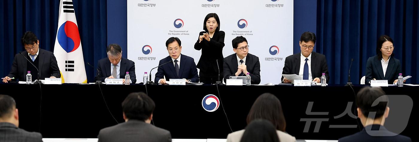 본문 이미지 - 강정원 문화체육관광부 관광정책실장(왼쪽 세번째)이 지난 24일 세종시 정부세종청사 중앙동에서 제11차 국가관광전략회의에서 논의될 '방한관광 대전환 및 지역관광 대도약' 전략을 발표하고 있다.2026.2.25 ⓒ 뉴스1 김기남 기자