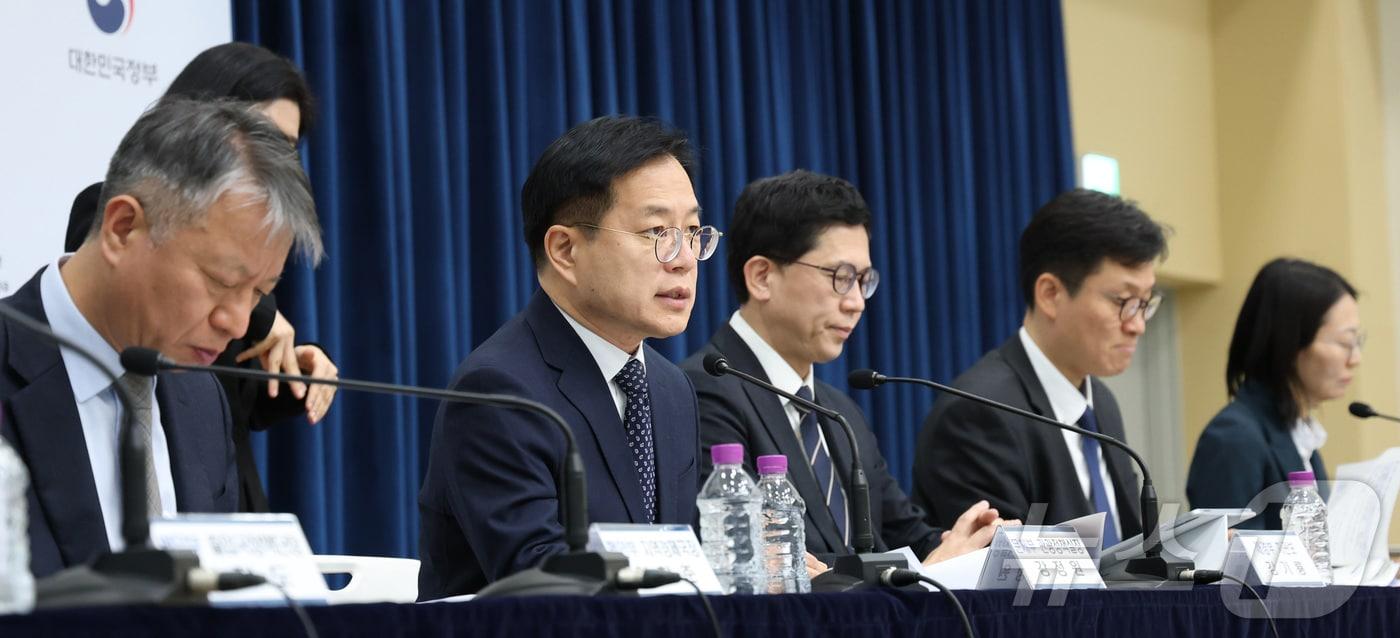 본문 이미지 - 강정원 문화체육관광부 관광정책실장(왼쪽 두번째)이 지난 24일 세종시 정부세종청사 중앙동에서 제11차 국가관광전략회의에서 논의될 '방한관광 대전환 및 지역관광 대도약' 전략을 발표하고 있다.2026.2.25 ⓒ 뉴스1 김기남 기자