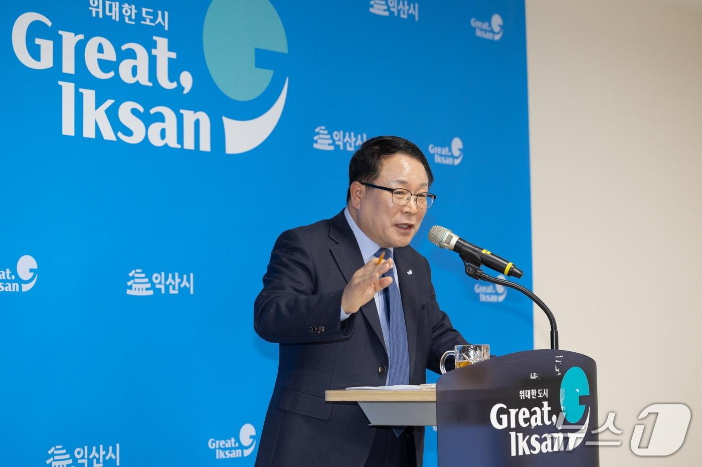 본문 이미지 - 정헌율 전북 익산시장이 25일 시청 브리핑룸에서 기자회견을 열고 로컬푸드직매장 어양점과 관련해 시의회를 비판하고 있다.(익산시 제공. 재판매 및 DB 금지)