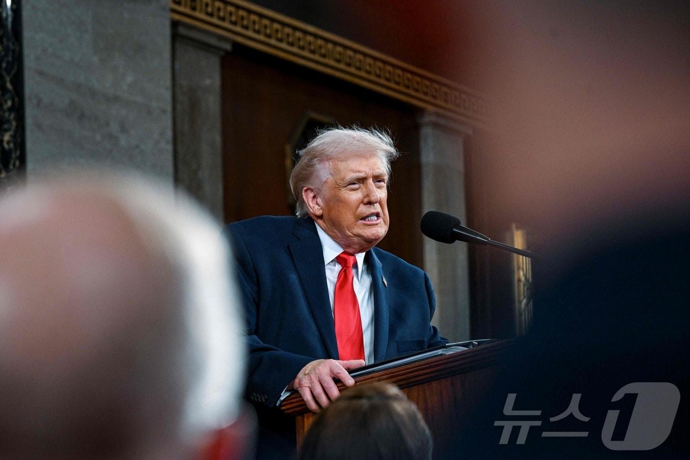 본문 이미지 - 도널드 트럼프 미국 대통령이 24일(현지시간) 워싱턴 DC 미국 국회의사당 하원 회의장에서 2기 첫 국정연설을 하고 있다. 2026.02.24. ⓒ AFP=뉴스1