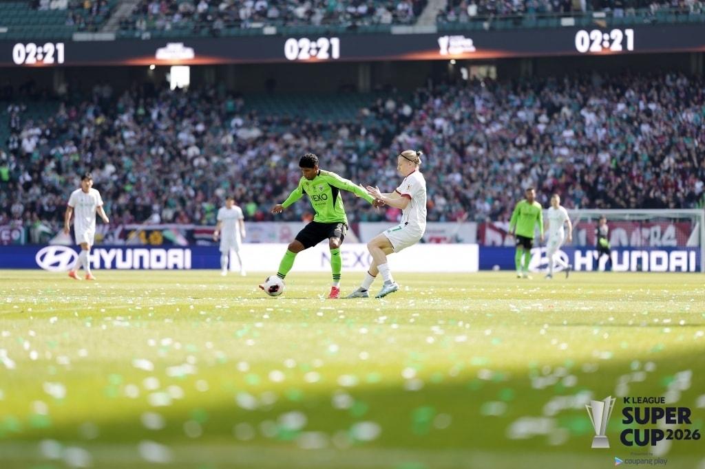 본문 이미지 - 전북 현대와 대전 하나시티즌이 2026시즌 K리그1 우승 후보로 거론됐다. 사진은 지난 21일 슈퍼컵에서 맞대결 모습. (한국프로축구연맹 제공)