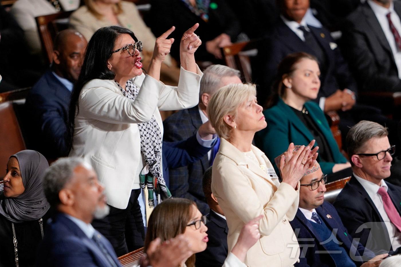 본문 이미지 - 24일(현지시간) 워싱턴DC 국회의사당에서 열린 도널드 트럼프 미국 대통령의 집권 2기 첫 국정연설(State of the Union) 중 라시다 털리브 하원의원(민주·미시간)이 억만장자 성범죄자인 제프리 엡스타인 관련 파일을 공개하라고 소리치고 있다. ⓒ 로이터=뉴스1