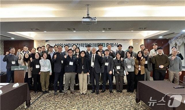 본문 이미지 - 식품의약품안전처 식품의약품안전평가원은 국내 비임상시험 산업계와 관련 학계 전문가 등의 현장 목소리를 청취하고 비임상 규제과학 발전을 모색하기 위한 '비임상미래전략협의체'를 구성해 25일 출범식을 개최했다고 밝혔다.(식품의약품안전처 제공)