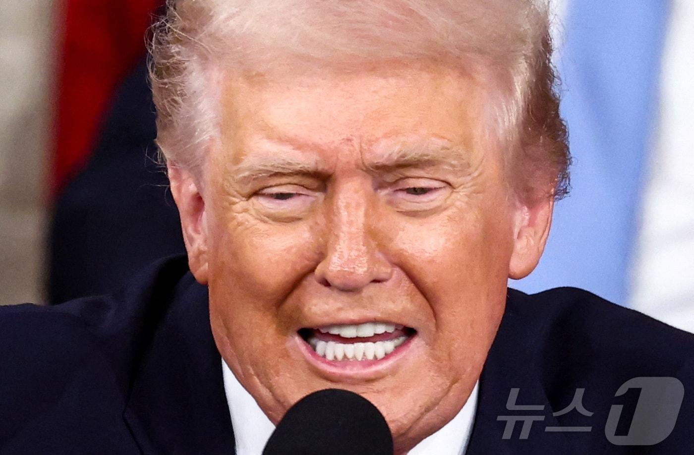 본문 이미지 - 도널드 트럼프 미국 대통령이 24일(현지시간) 워싱턴 DC 미국 국회의사당 하원 회의장에서 2기 첫 국정연설을 하고 있다. 2026.02.24. ⓒ 로이터=뉴스1