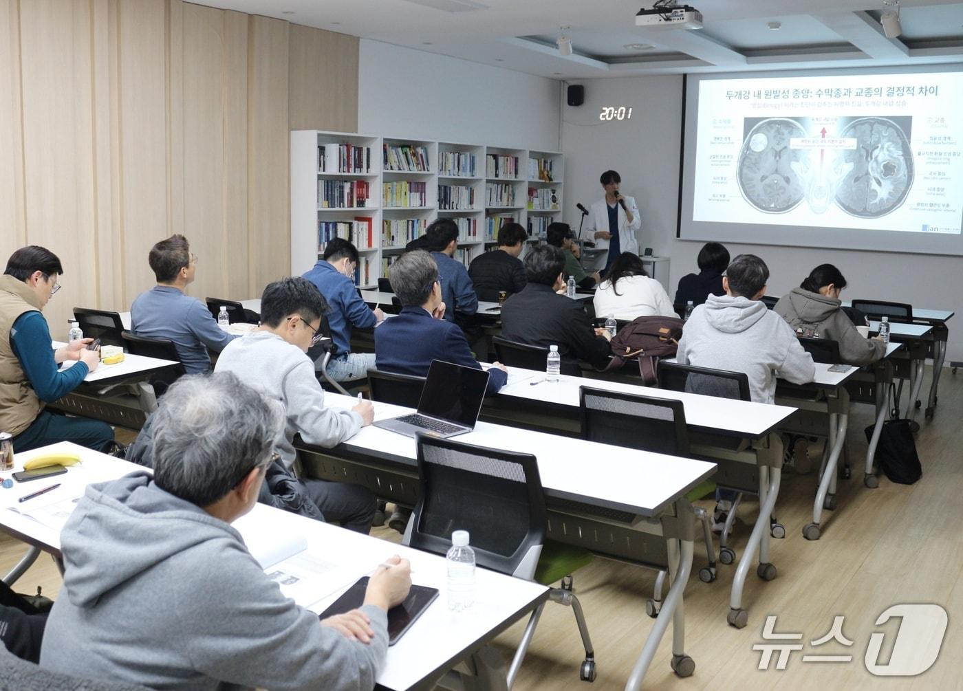 본문 이미지 - 김우경 이안동물신경센터 외과 팀장이 세미나에서 반려동물 뇌신경학 강의를 하고 있다(이안동물의학센터 제공). ⓒ 뉴스1