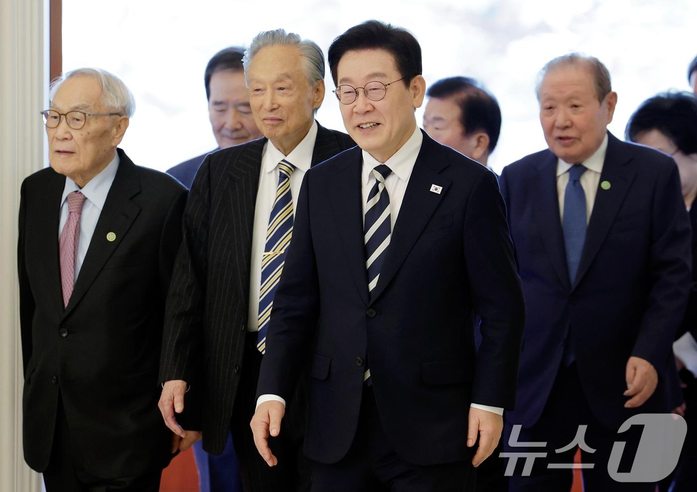 본문 이미지 - 이재명 대통령이 25일 청와대에서 열린 더불어민주당 상임고문단 오찬 간담회에 입장하고 있다. (청와대통신사진기자단) 2026.2.25 ⓒ 뉴스1 허경 기자