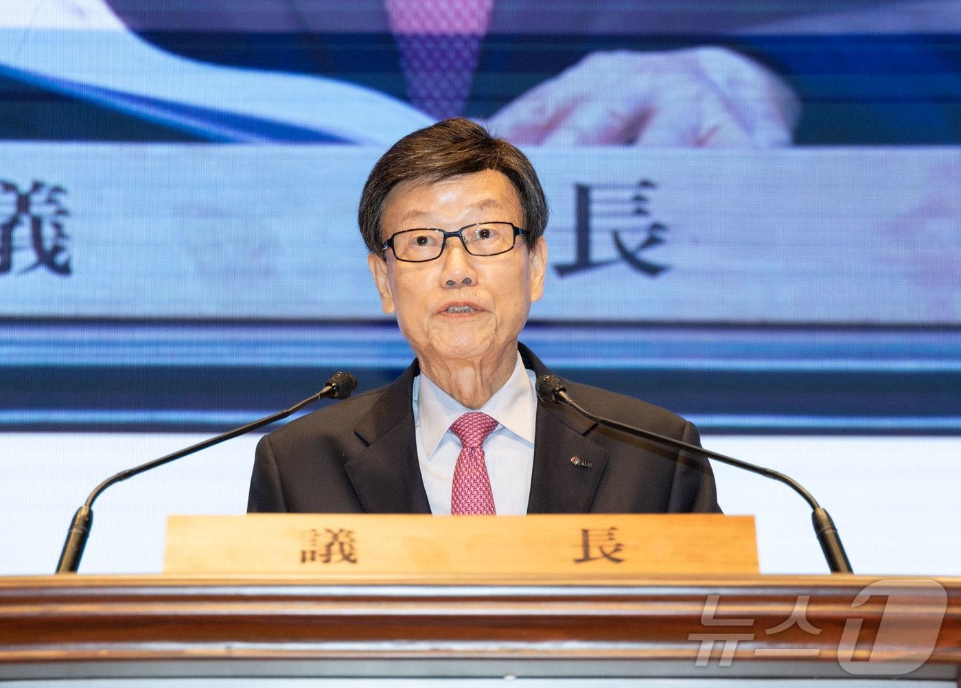 본문 이미지 - 윤진식 한국무역협회 회장이 25일 서울 강남구 코엑스에서 열린 2026년도 한국무역협회 정기총회에서 개회사를 하고 있다. (한국무역협회 제공. 재판매 및 DB 금지) 2026.2.25 ⓒ 뉴스1