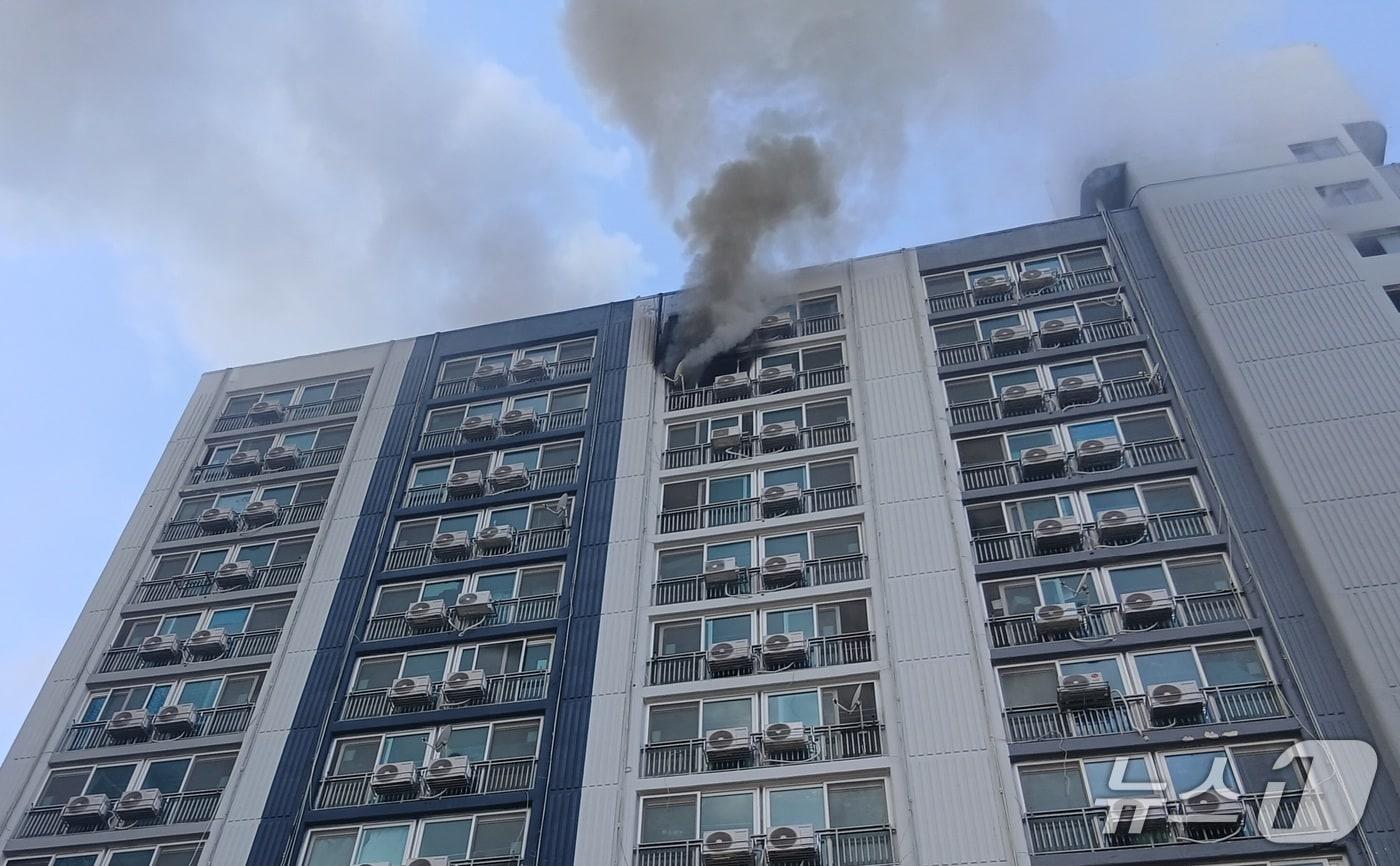 본문 이미지 - 25일 오전 11시 55분께 전북 정읍시 수성동의 한 아파트 14층에서 불이 났다.(전북소방본부 제공. 재판매 및 DB금지)