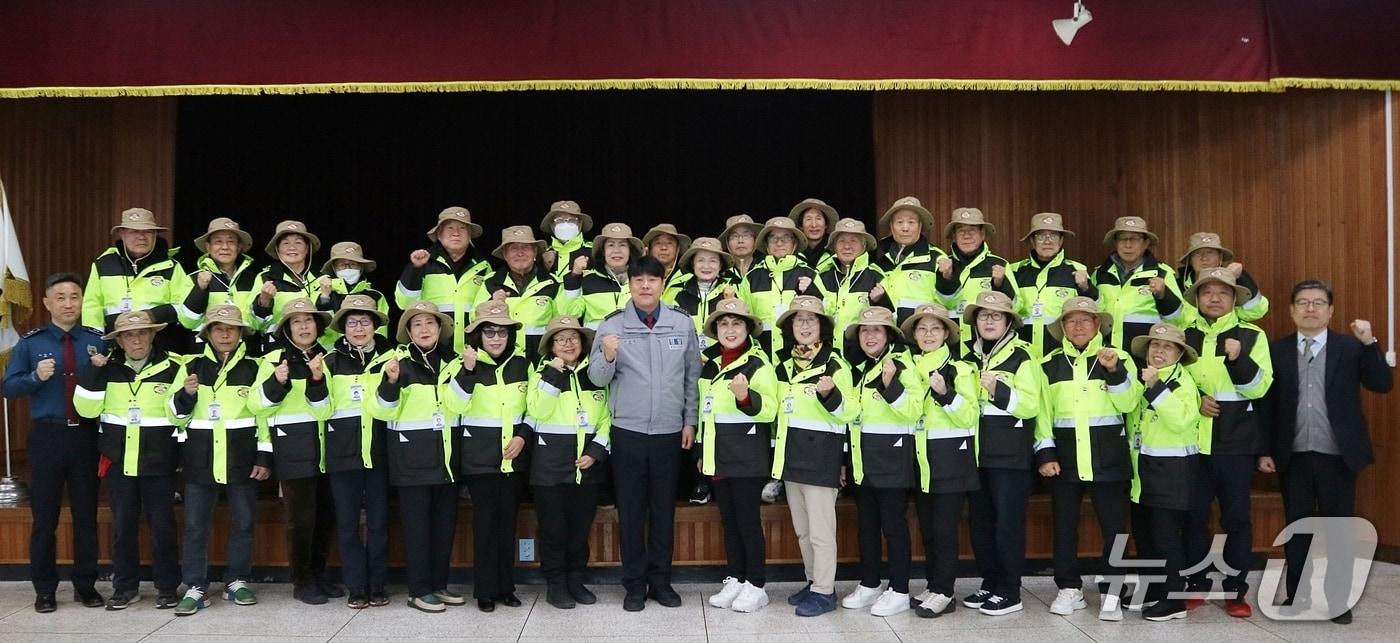 본문 이미지 - 충북 괴산경찰서는 25일 경찰서 3층 대회의실에서 아동안전지킴이 발대식을 열었다.(괴산경찰서 제공, 재판매 및 DB금지)/뉴스1