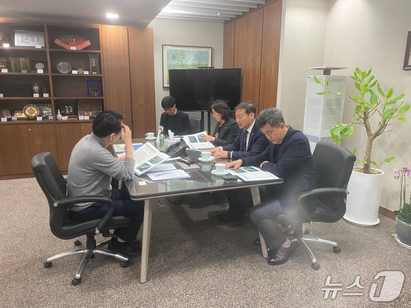 본문 이미지 - 전춘성 전북 진안군수가 세종 국책 연구단지에서 이한주 대통령 정책특별보좌관을 만나고 있다.(재판매 및 DB금지)2026.2.25/뉴스1