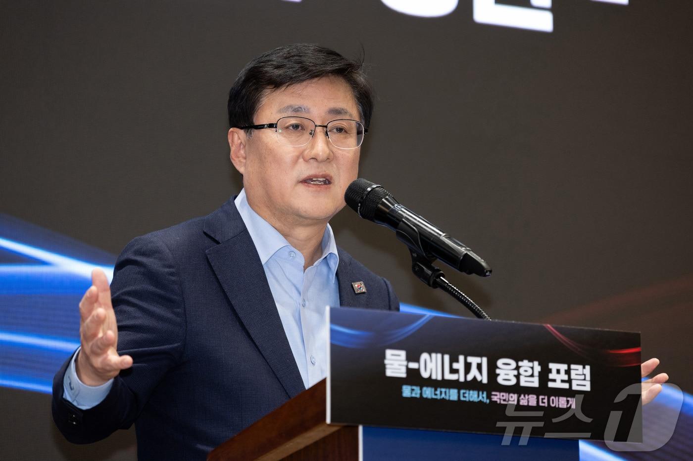 본문 이미지 - 김성환 기후에너지환경부 장관이 서울 중구 한국수력원자력 방사선보건원에서 열린 물-에너지 융합 포럼 출범식에서 인사말을 하고 있다. (기후에너지환경부 제공. 재판매 및 DB 금지) 2026.2.25 ⓒ 뉴스1