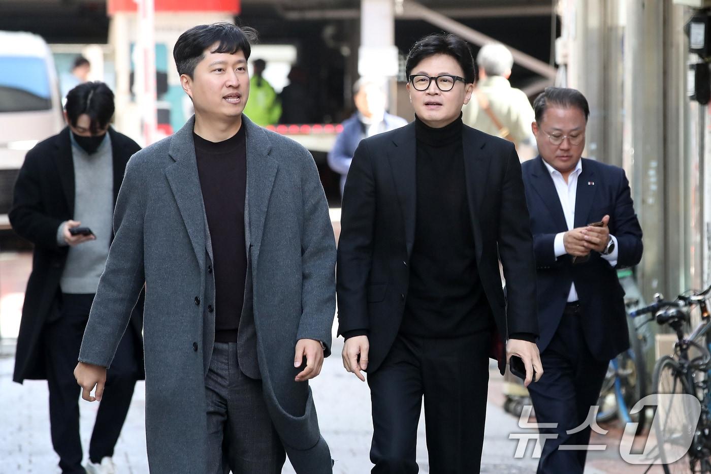 본문 이미지 - 한동훈 전 국민의힘 대표가 25일 오후 대구 중구 교동 패션주얼리특구를 찾아 우재준 국민의힘(대구 북구갑) 의원과 식당으로 향하고 있다. 2026.2.25 ⓒ 뉴스1 공정식 기자