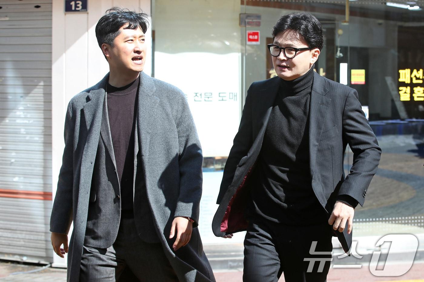 본문 이미지 - 한동훈 전 국민의힘 대표가 25일 오후 대구 중구 교동 패션주얼리특구를 찾아 우재준 국민의힘(대구 북구갑) 의원과 식당으로 향하고 있다. 2026.2.25 ⓒ 뉴스1 공정식 기자