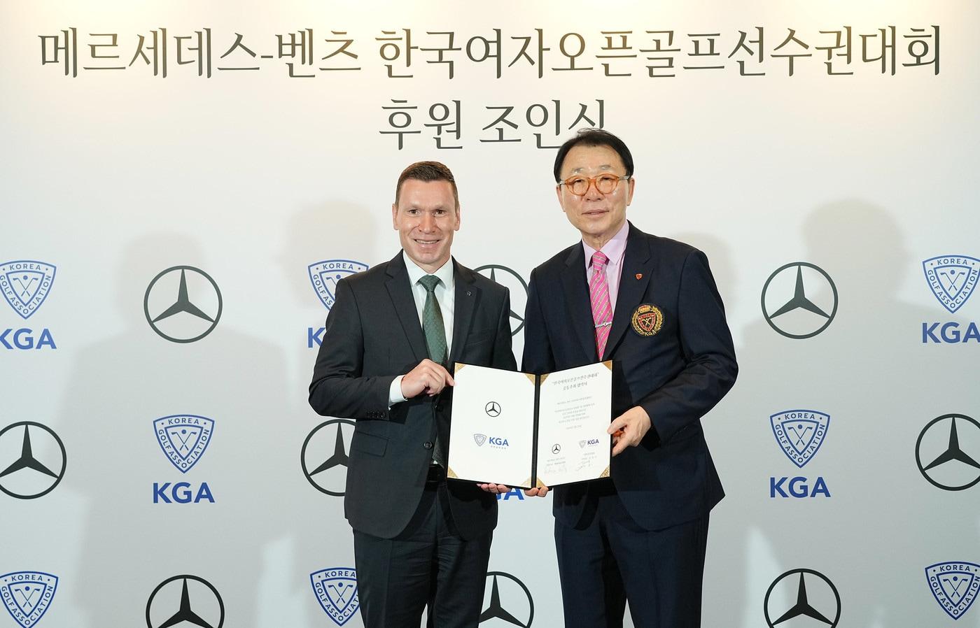 본문 이미지 - 마티아스 바이틀 메르세데스-벤츠 코리아 대표(왼쪽)와 정창기 대한골프협회 부회장이 25일 서울 신라호텔에서 '한국여자오픈골프' 후원 조인식에서 기념 촬영을 하고 있다. (메르세데스-벤츠 코리아 제공)