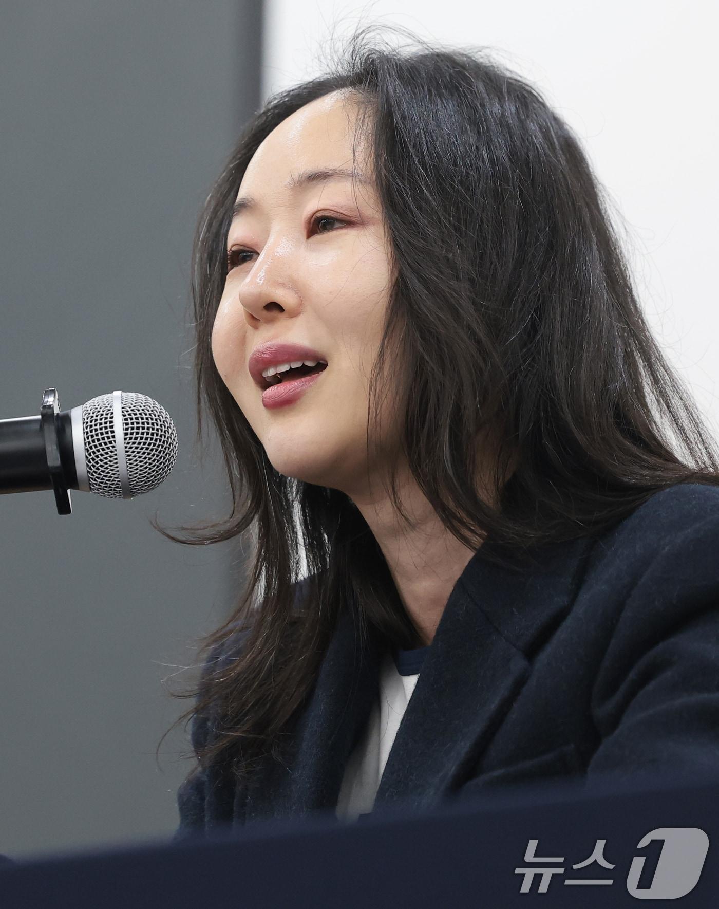 본문 이미지 - 민희진 오케이 레코즈 대표(전 어도어 대표)가 25일 서울 종로구 모처에서 기자회견을 열고 하이브와의 주주 간 계약 소송 1심 승소와 관련한 향후 계획을 밝히고 있다. 앞서 지난 12일 서울중앙지법 민사합의31부(부장판사 남인수)는 하이브가 제기한 주주 간 계약 해지 확인 소송과 민 대표 측이 제기한 주식 매매 대금 청구 소송에서 모두 민 대표 측의 손을 들어줬다. 법원은 하이브가 민 대표에게 약 255억 원, 신 모 전 부대표에게 약 17억 원, 김 모 전 이사에게 약 14억 원을 각각 지급하라고 판결했다. 2026.2.25 ⓒ 뉴스1 권현진 기자