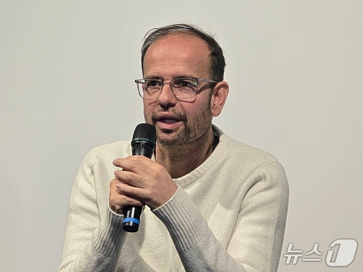 본문 이미지 - 25일 리움미술관에서 티노 세갈이 그의 국내 첫 개인전을 열며 기자간담회를 갖고 있다. ⓒ 뉴스1 김정한 기자