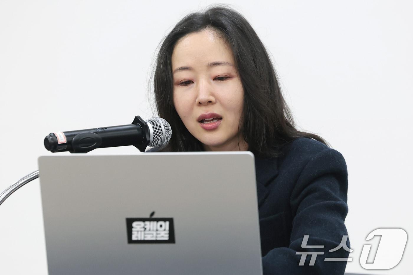 본문 이미지 - 민희진 오케이 레코즈 대표(전 어도어 대표)가 25일 서울 종로구 모처에서 기자회견을 열고 미소를 짓고 있다. 앞서 지난 12일 서울중앙지법 민사합의31부(부장판사 남인수)는 하이브가 제기한 주주 간 계약 해지 확인 소송과 민 대표 측이 제기한 주식 매매 대금 청구 소송에서 모두 민 대표 측의 손을 들어줬다. 법원은 하이브가 민 대표에게 약 255억 원, 신 모 전 부대표에게 약 17억 원, 김 모 전 이사에게 약 14억 원을 각각 지급하라고 판결했다. 2026.2.25 ⓒ 뉴스1 권현진 기자