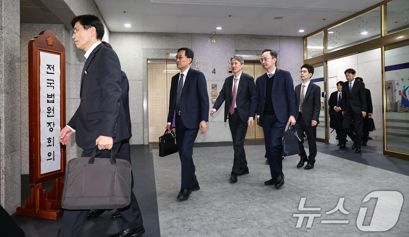 본문 이미지 - 법원장 등 법관들이 25일 서울 서초구 대법원에서 열린 전국법원장회의에 참석하고 있다. ⓒ 뉴스1 김도우 기자