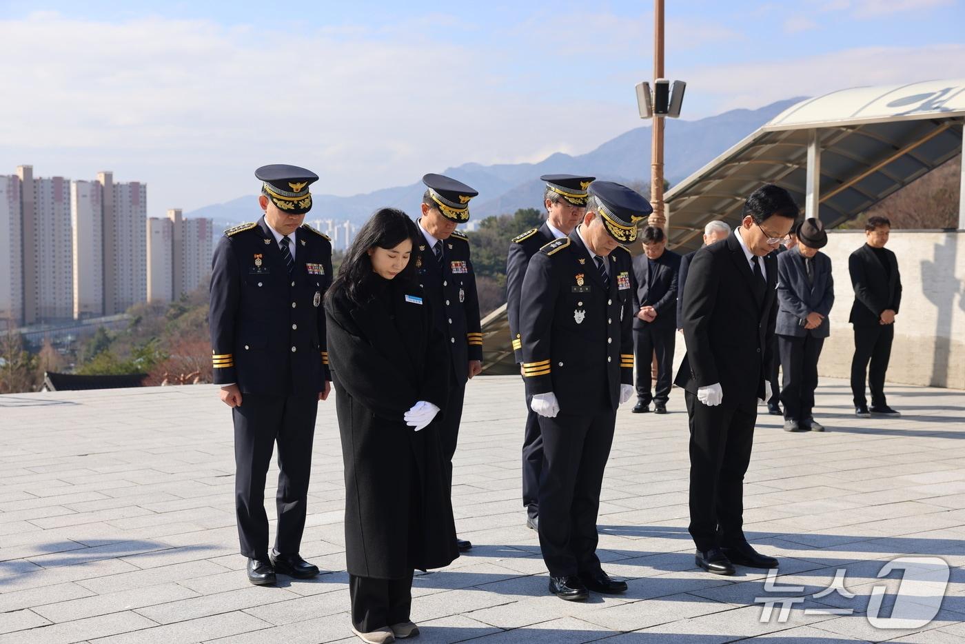 본문 이미지 - 김종철 경남경찰청장(앞줄 가운데)이 25일 창원시 마산회원구 국립 3·15 민주묘지에서 참배하고 있다.(경남경찰청 제공. 재판매 및 DB금지)