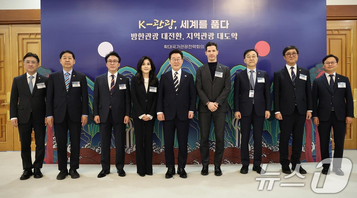 본문 이미지 - 지난 2월 25일 청와대에서 열린 확대국가관광전략회의. 2026.2.25 ⓒ 뉴스1 이재명 기자