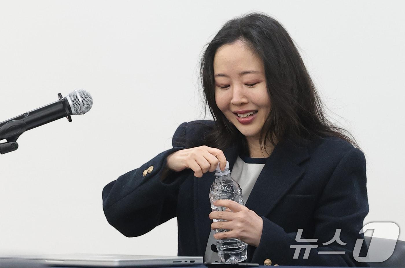 본문 이미지 - 민희진 오케이 레코즈 대표(전 어도어 대표)가  서울 종로구 모처에서 열린 기자회견에 참석해 물 뚜껑을 따고 있다. 2026.2.25 ⓒ 뉴스1 권현진 기자
