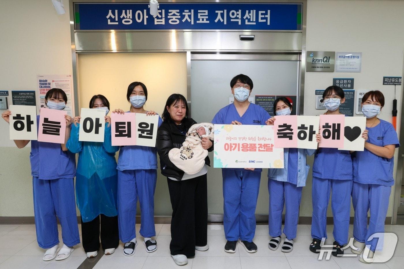 본문 이미지 - 25일 삼성창원병원 의료진이 새해 첫날 제주에서 창원으로 이송되는 헬기에서 태어난 김하늘 양의 퇴원을 축하하고 있다.(삼성창원병원 제공. 재판매 및 DB금지)