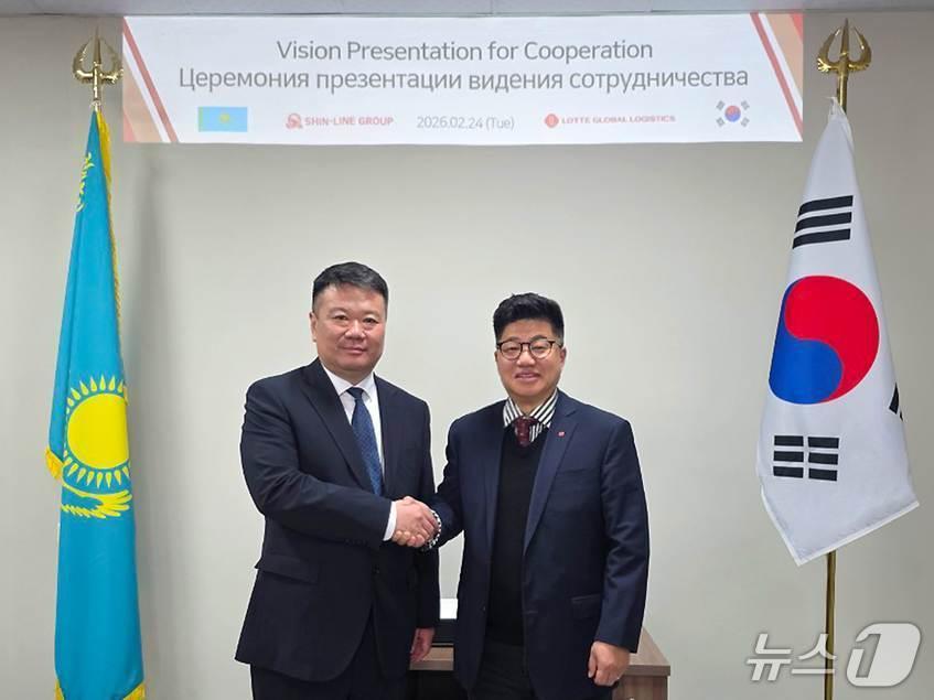 본문 이미지 - 강병구 롯데글로벌로지스 대표이사(오른쪽)와 안드레이 신(Andrei Shin) 신라인그룹 회장이 기념 사진을 찍고 있다.(롯데글로벌로지스 제공)