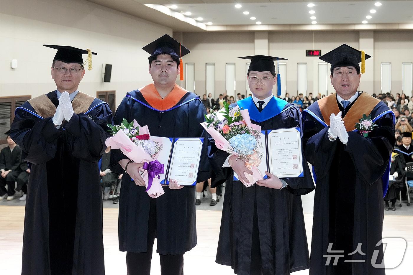 본문 이미지 - 25일 열린 우석대학교 진천캠퍼스 2025학년도 전기 학위수여식에서 석사학위를 받은 졸업생 2명이 박노춘 총장 등과 기념촬영을 하고 있다.(우석대 제공, 재판매 및 DB금지)/뉴스1